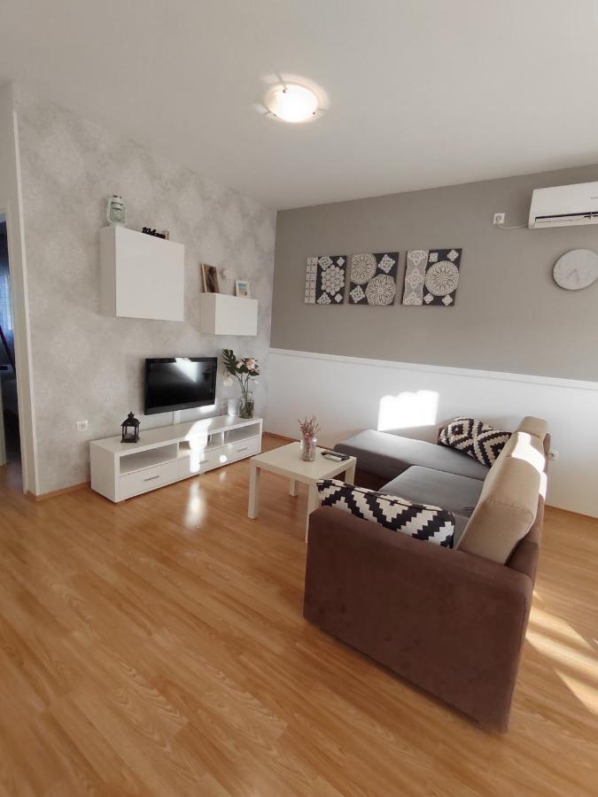 Apartments Karla I Ivano มันเดร ภายนอก รูปภาพ