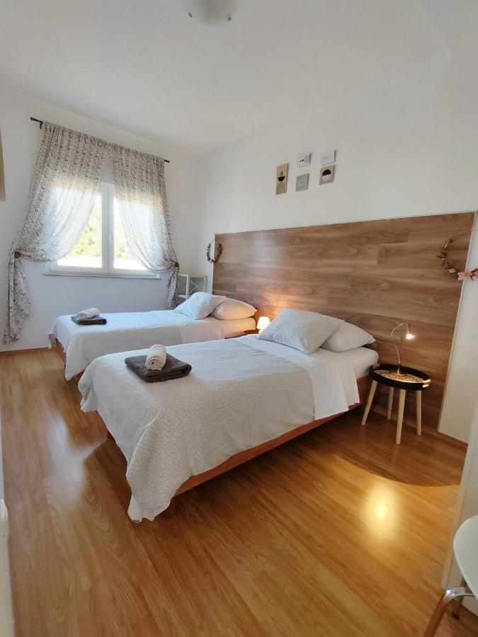 Apartments Karla I Ivano มันเดร ภายนอก รูปภาพ