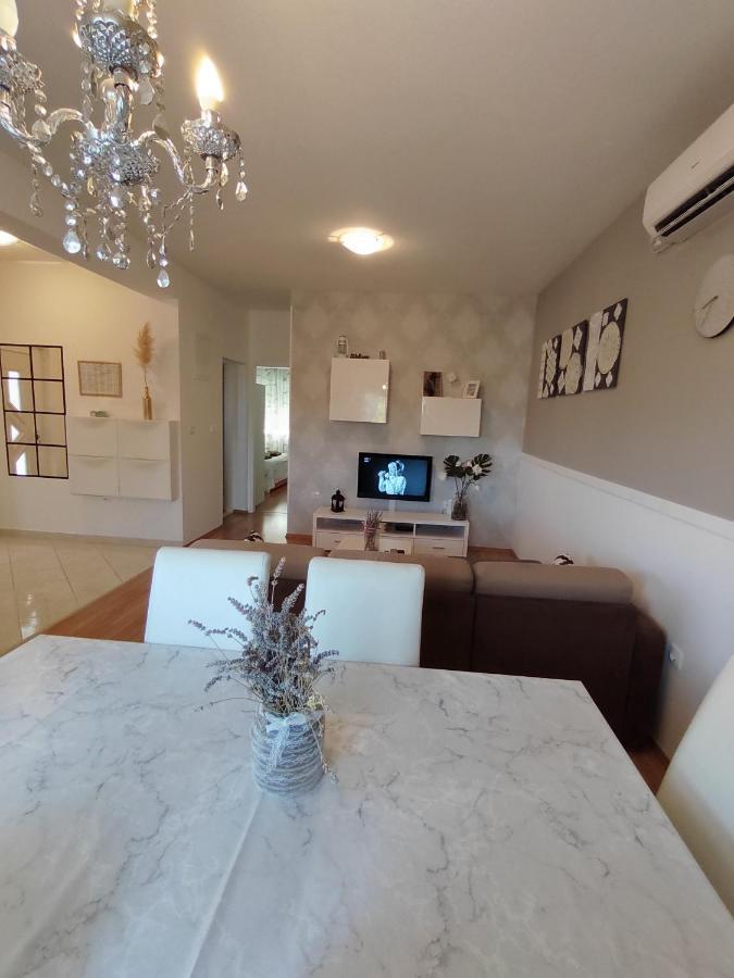 Apartments Karla I Ivano มันเดร ภายนอก รูปภาพ